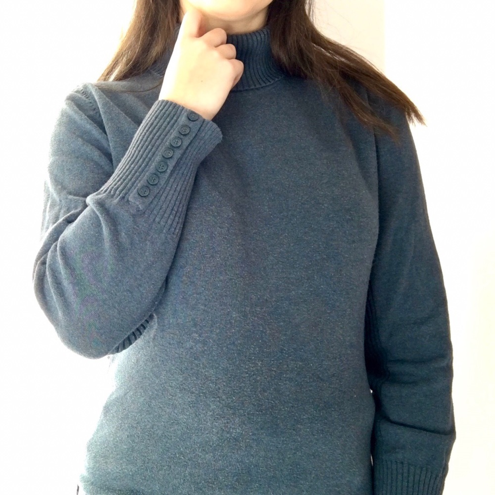 Blue-green turtleneck